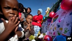 Des enfants d'une crêche sud-africaine priant pour Mandela