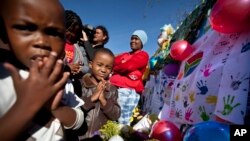 Children from a creche pray for the health of Nelson Mandela outside the entrance to the Mediclinic Heart Hospital where former South African President Nelson Mandela is being treated in Pretoria, June 28, 2013. 