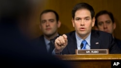 El senador Marco Rubio, junto a su colega republicano David Vitter, han presentado una ley exige el pago de reclamaciones a Cuba.