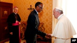 El papa Francisco, recibe al presidente de Rwanda, Paul Kagame, durante una audiencia privada en el Vaticano, el lunes 20 de marzo de 2017. El Vaticano expresó su solidaridad hacia las víctimas.