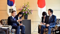 문재인 한국 대통령과 아베 신조 일본 총리가 지난해 5월 일본 도쿄 총리 관저에서 정상회담을 하고 있다. 