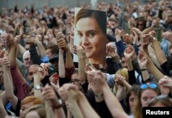 人们手拉手悼念遇害的工党议员考克斯。（2016年6月22日）