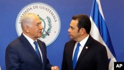 El presidente de Guatemala, Jimmy Morales, (derecha) habla con el primer ministro de Israel, Benjamin Netanyahu, en la inauguración de la embajada de Guatemala en Jerusalén el miércoles, 16 de mayo, de 2018.