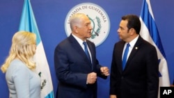 رئیس جمهوری گواتمالا (سمت راست) در حال صحبت با بنیامین نتانیاهو، نخست وزیر اسرائیل - ۱۶ مه ۲۰۱۸