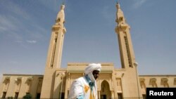 Un homme marche devant une mosquée, au centre de la capitale, à Nouakchott, le 2 février 2008.