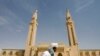 Un homme marche devant une mosquée, au centre de la capitale, à Nouakchott, le 2 février 2008.