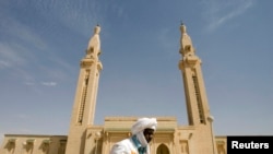 Un homme marche devant une mosquée, au centre de la capitale, à Nouakchott, le 2 février 2008.