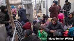Para migran masih terlantar di perbatasan Yunani-Makedonia, Senin (7/3). 