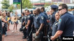 Polisi di kota Baltimore, Maryland melakukan penjagaan keamanan di luar gedung pengadilan, pada persidangan hari Rabu (2/9).