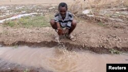 ፋይል ፎቶ - ድርቅ ባጠቃው የኢትዮጵያ ሶማሌ ክልል አንድ ሰው በሚታጠቡበት ወቅት የተነሳ እ.አ.አ. 2016