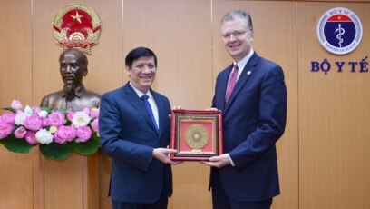 Bộ trưởng Y tế Nguyễn Thanh Long và Đại sứ Mỹ Daniel Kritenbrink, ngày 1/4/2021. Photo: Báo Gia đình và Xã hội via Facebook US Embassy Hanoi