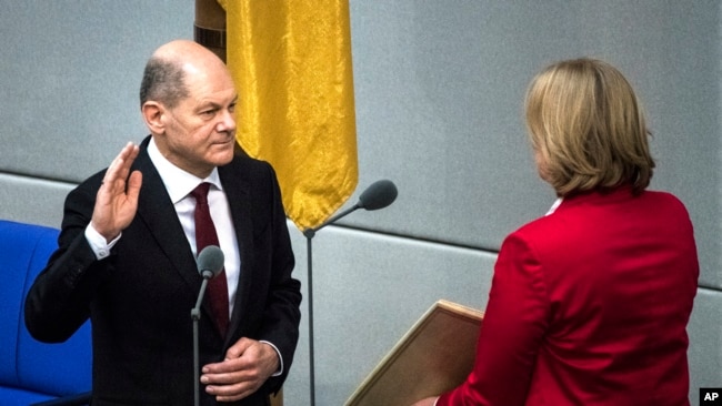 New elected German Chancellor Olaf Scholz is sworn in by parliament President Baerbel Bas in the German Parliament Bundestag in Berlin, Wednesday, Dec. 8, 2021. (Photo/Stefanie Loos)