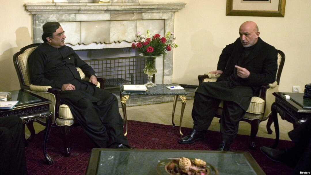 Afg'oniston prezidenti Hamid Karzay (o'ngda) Pokiston prezidenti Osif Ali Zardariyni Kobulda qabul qilmoqda, 18-noyabr, 2009-yil