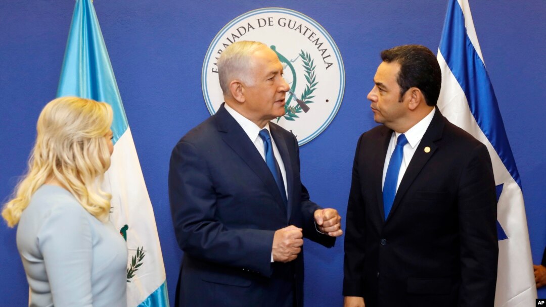 Presiden Guatemala Jimmy Morales (kanan) berbincang dengan PM Israel Benjamin Netanyahu dan istrinya, Sara, menyusul upacara peresmian Kedutaan Guatemala di Yerusalem, Israel, 16 Mei 2018.