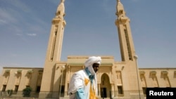 Un homme marche devant une mosquée, au centre de la capitale, à Nouakchott, le 2 février 2008.