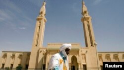 Un homme marche devant une mosquée, au centre de la capitale, à Nouakchott, en Mauritanie, le 2 février 2008.