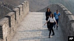 美國第一夫人米歇爾-奧巴馬與女兒遊覽長城