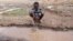 ፋይል ፎቶ - ድርቅ ባጠቃው የኢትዮጵያ ሶማሌ ክልል አንድ ሰው በሚታጠቡበት ወቅት የተነሳ እ.አ.አ. 2016