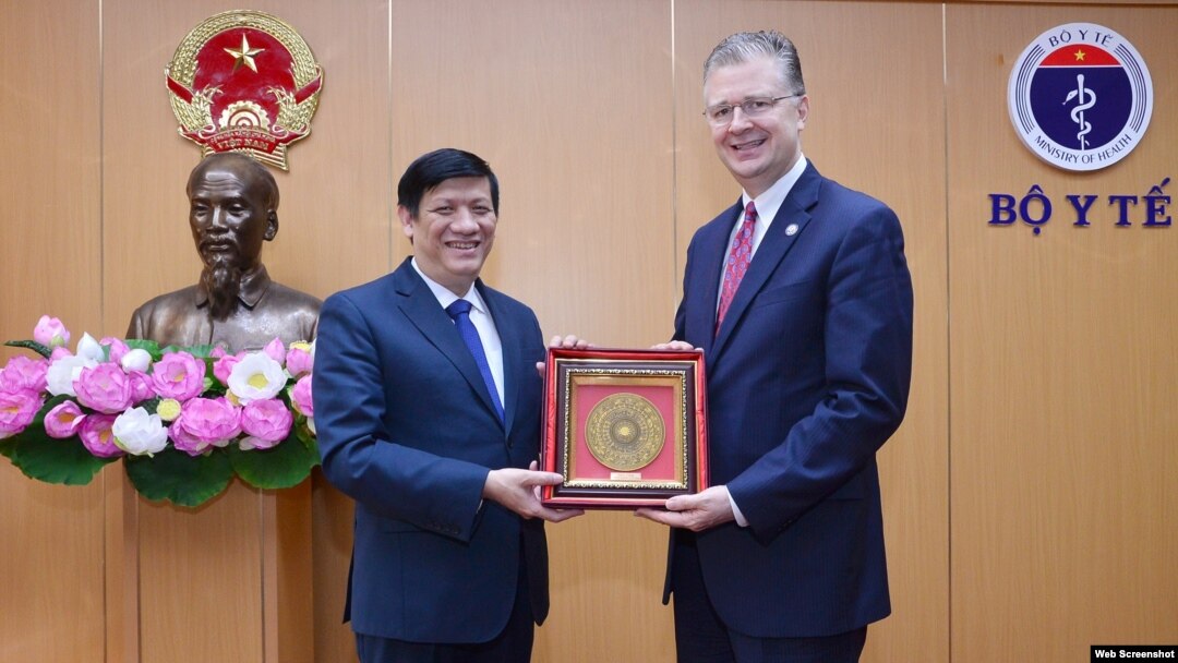 Bộ trưởng Y tế Nguyễn Thanh Long và Đại sứ Mỹ Daniel Kritenbrink, ngày 1/4/2021. Photo: Báo Gia đình và Xã hội via Facebook US Embassy Hanoi