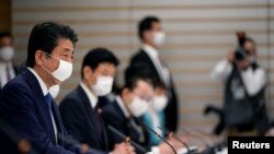 El primer ministro japonés, Shinzo Abe, durante una reunión con su equipo para la lucha contra el coronavirus el 6 de abril de 2020.