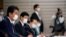 El primer ministro japonés, Shinzo Abe, durante una reunión con su equipo para la lucha contra el coronavirus el 6 de abril de 2020.