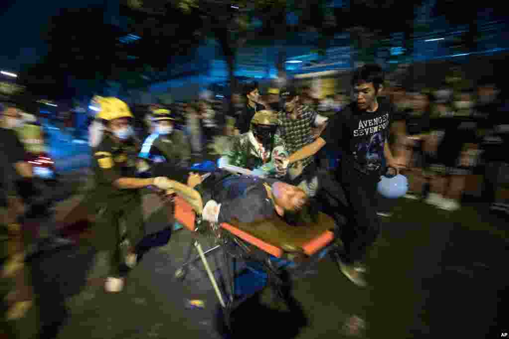 태국 방콕의 민주화 시위 참가자들이 반정부 집회 도중 경찰의 총에 맞고 쓰러진 부상자를 옮기고 있다. 태국 의회는 학생 주도 시위대의 요구에 따라 헌법 개정 재안을 검토하고 있다.