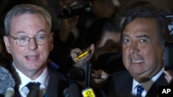 Tổng giám đốc Google Eric Schmidt (trái) và cựu Thống đốc New Mexico Bill Richardson. 