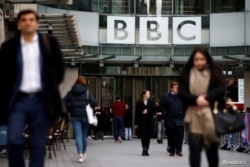 Los peatones pasan junto a un logotipo de la BBC en Broadcasting House en Londres, Gran Bretaña, el 29 de enero de 2020.
