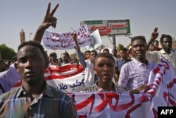 Sudanese protesters gather for a "million-strong" march outside the army headquarters in the capital Khartoum, April 25, 2019.