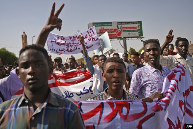 Sudanese protesters gather for a "million-strong" march outside the army headquarters in the capital Khartoum, April 25, 2019.