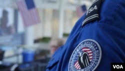 Un oficial de la TSA vigila un aeropuerto en Estados Unidos.