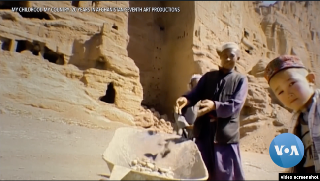 Salah satu adegan dalam film dokumenter besutan Phil Grabsky "My Childhood, My Country: 20 Years in Afghanistan" (VOA)