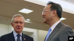 美国参议院多数党领袖里德（左）在北京外交部受到中国外长杨洁篪的欢迎。