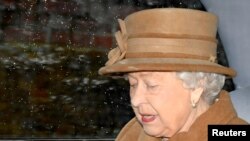 La Reina Isabel sale de la Iglesia de Santa María Magdalena en su mansión de Sandringham, en el este de Inglagerra, el domingo 12 de enero de 2020. Reuters/Toby Melville.