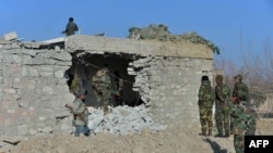 Pasukan keamanan Afghanistan tiba di lokasi serangan bom mobil yang menargetkan pos keamanan di distrik Khogyani di Provinsi Nangarhar pada 7 Februari 2021. (Foto: AFP/Noorullah Shirzada)