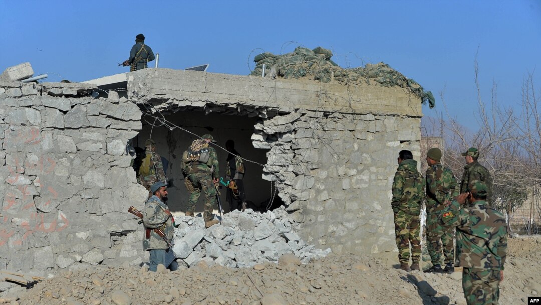 Pasukan keamanan Afghanistan tiba di lokasi serangan bom mobil yang menargetkan pos keamanan di distrik Khogyani di Provinsi Nangarhar pada 7 Februari 2021. (Foto: AFP/Noorullah Shirzada)