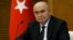 Dışişleri Bakanı Feridun Sinirlioğlu da Paris'teki Suriye toplantısına katılan isimlerden biriydi. Sinirlioğlu, CNN İnternational televizyonuna verdiği özel demeçte, Türkiye’nin “Esat gitmeli, Rusya hata yapıyor” şeklindeki pozisyonlarını koruduklarının işaretini verdi.