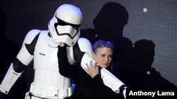 Carrie Fisher posant à côté d’un clone de Star Wars. Londres, 16 décembre 2015.