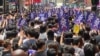 大批參與5-24港島區反惡法遊行的市民高舉”天滅中共”的標語。(美國之音湯惠芸拍攝)