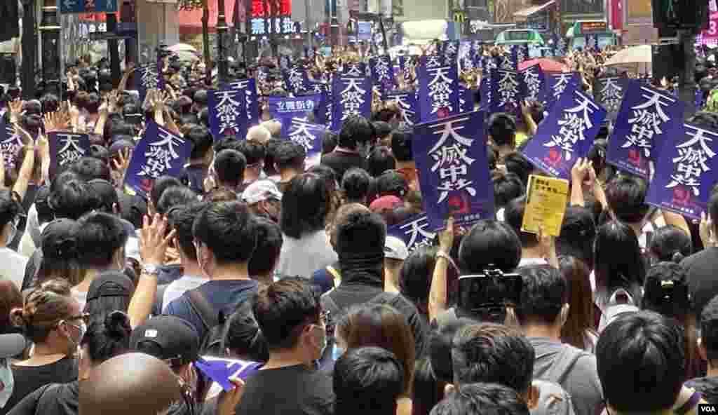 大批參與5-24港島區反惡法遊行的市民高舉”天滅中共”的標語。(美國之音湯惠芸拍攝)