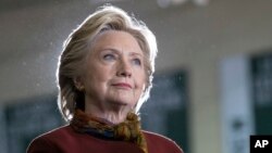 Các cuộc thăm dò trên toàn quốc đối với cử tri đủ mọi lứa tuổi cũng cho thấy bà bà Clinton đang dẫn đầu, dù với một khoảng cách hẹp hơn.