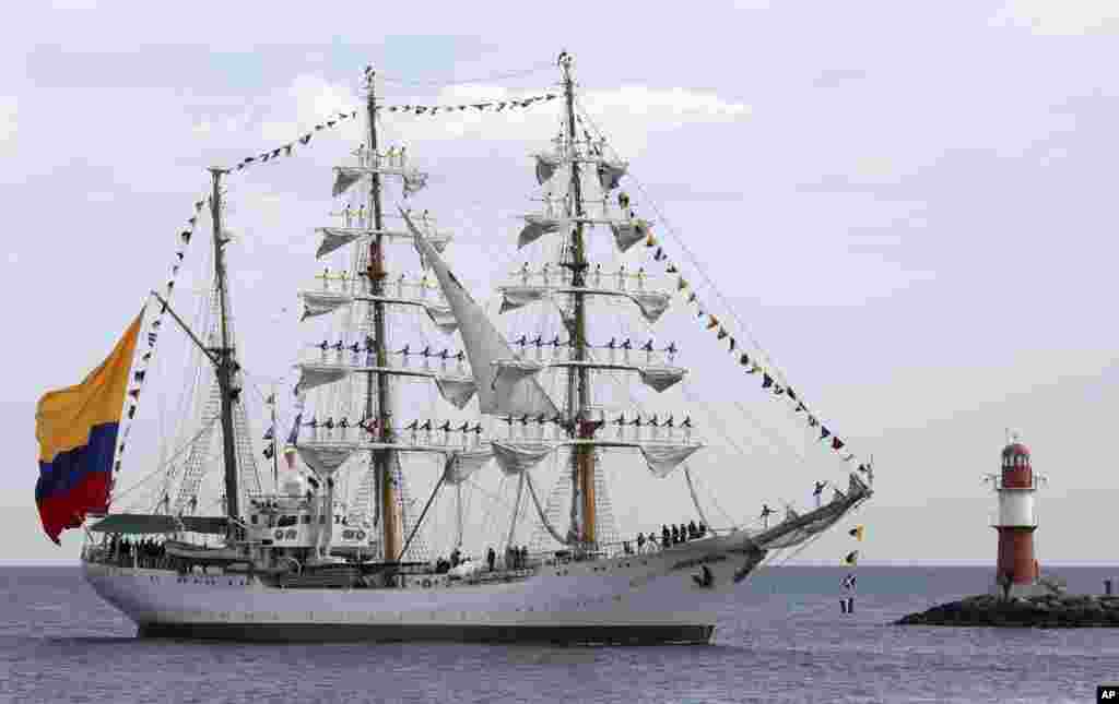 The Columbian Navy sailing school ship &quot;Gloria&quot; arrives the harbor in Warnemuende, near Rostock, northern Germany.