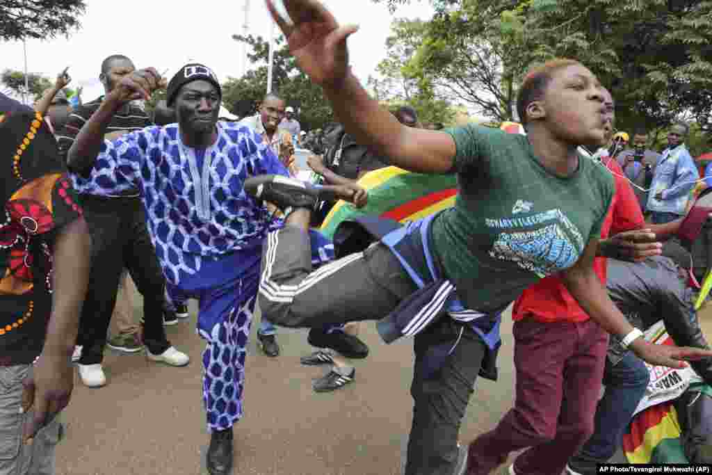 Des foules euphoriques marchent et dansent dans les rues de Harare, demandant le départ du président Robert Mugabe, 18 novembre 2017.