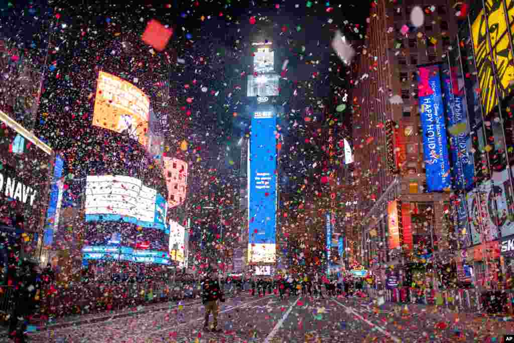 قطعات کوچک کاغذ رنگی با تحویل سال نو میلادی فضای میدان تایمز نیویورک را پر کردند. جشن سال نو امسال در این میدان برخلاف گذشته، به دلیل همه‌گیری کرونا، تقریبا خالی از جمعیت بود. 