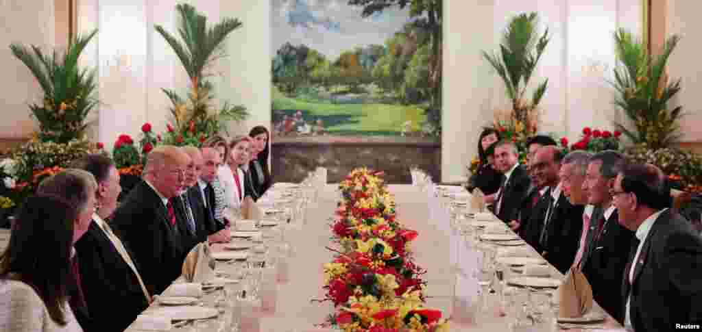 Presiden AS Donald Trump dan delegasi AS bersantap siang dengan Perdana Menteri Lee Hsien Loong dan para pejabat di Istana, Singapura, 11 Juni 2018. (Foto: Reuters)