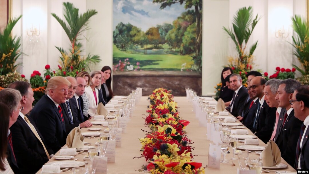 Presiden AS Donald Trump dan delegasi menikmati jamuan makan siang dengan Perdana Menteri Singapura Lee Hsien Loong dan para pejabat Singapura di Istana, Singapura, 11 Juni 2018.