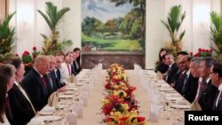 Presiden AS Donald Trump dan delegasi menikmati jamuan makan siang dengan Perdana Menteri Singapura Lee Hsien Loong dan para pejabat Singapura di Istana, Singapura, 11 Juni 2018.