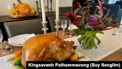 ອົບ​ໄກ່​ງວງ ແລະ​ການ​ຕົກ​ແຕ່ງອາ​ຫານ ສະ​ຫຼອງວັນ​ຂອບ​ຄຸນ​ພະ​ເຈົ້າ "Thanksgiving" ໂດຍ​ຍາ​ນາງ​ເອດ​ຣຽນ ປະ​ຖັມ​ມະ​ວົງ.