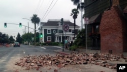ကယ်လီဖိုးနီးယားမှာ လှုပ်ခတ်ခဲ့တဲ့ အားပြင်းငလျင်ကြောင့် အဆောက်အဦးတွေ ပြိုကျမှု မြင်ကွင်း။ (သြဂုတ် ၂၄၊ ၂၀၁၄)