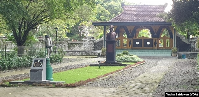 Kondisi di dalam kompleks makam Mangkunegara VI di Solo, Selasa ( 30/11). (Foto : VOA/ Yudha Satriawan)